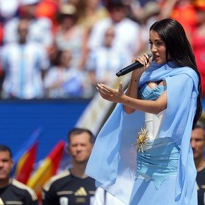 Video: María Becerra cantó el himno argentino antes de la final del Mundial
