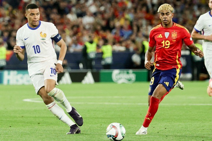 Lamine Yamal y Kylian Mbappe durante la Nations League 2025.  (EFE)