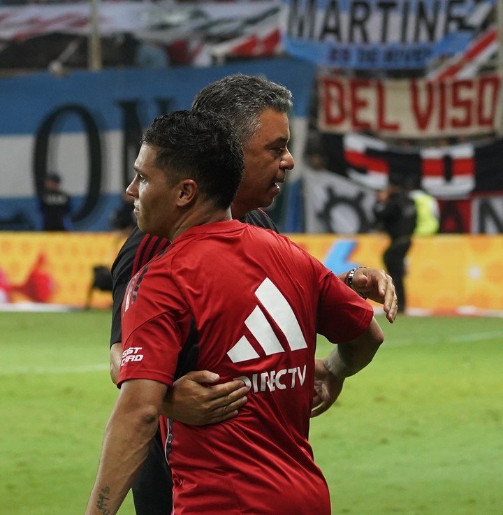 Marcelo Gallardo abraza a Juan Fernando Quintero en la última etapa juntos en River.