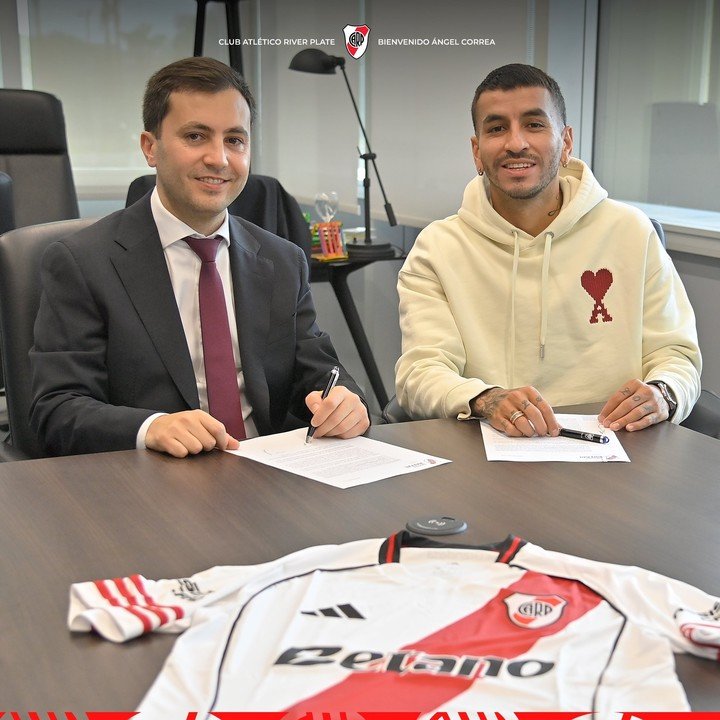 Angelito Correa puso el gancho en el Monumental junto al presidente Stefano Di Carlo. Prensa River.
