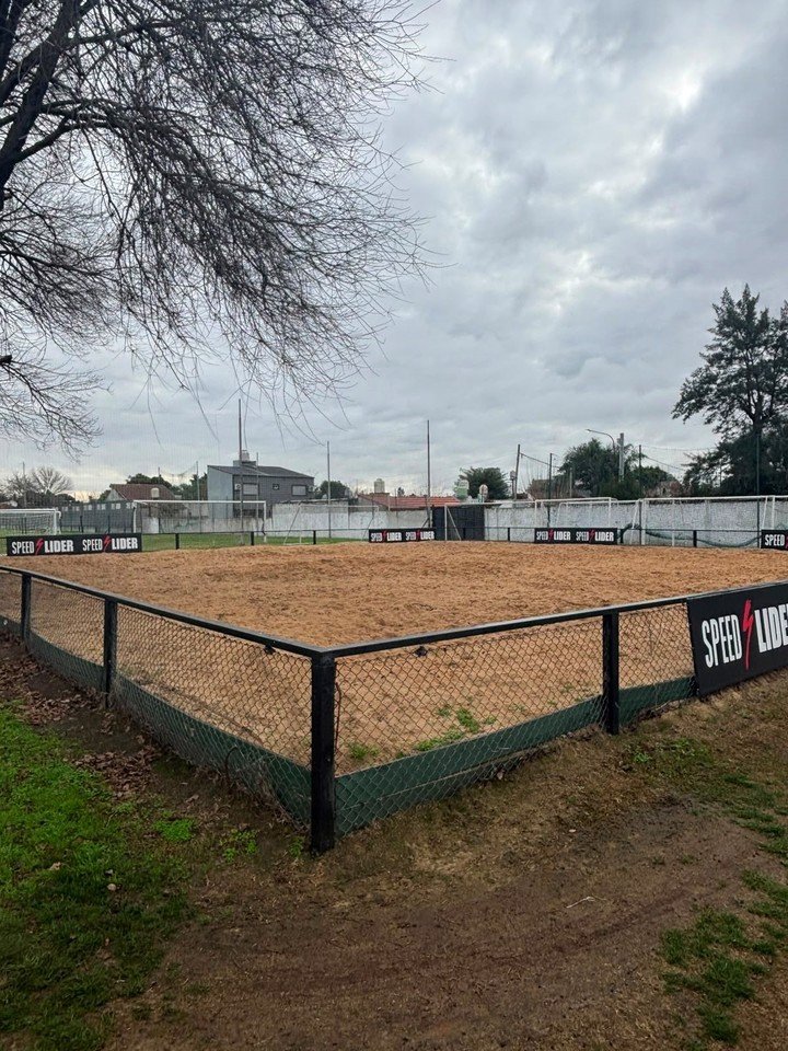 El arenero del predio se utiliza para entrenar.