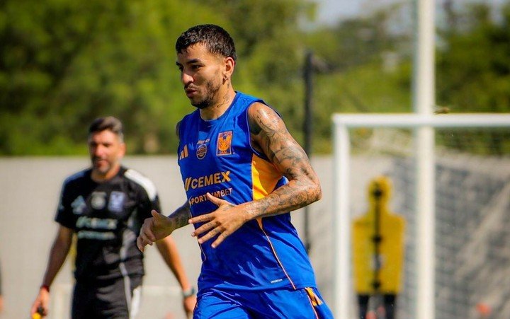 Ángel Correa en el entrenamiento de Tigres de México.