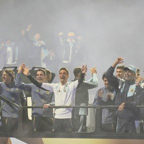 Alfombra roja y aliento bajo la lluvia: sin Messi, la Selección a Argentina regresó al país