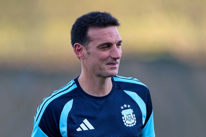 Lionel Scaloni piensa el once (AP).