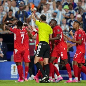 La increíble discordia reglamentaria por la roja de Embolo contra Argentina