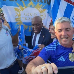 Kansas celeste y blanca: el banderazo con el alcalde entre medio de los hinchas