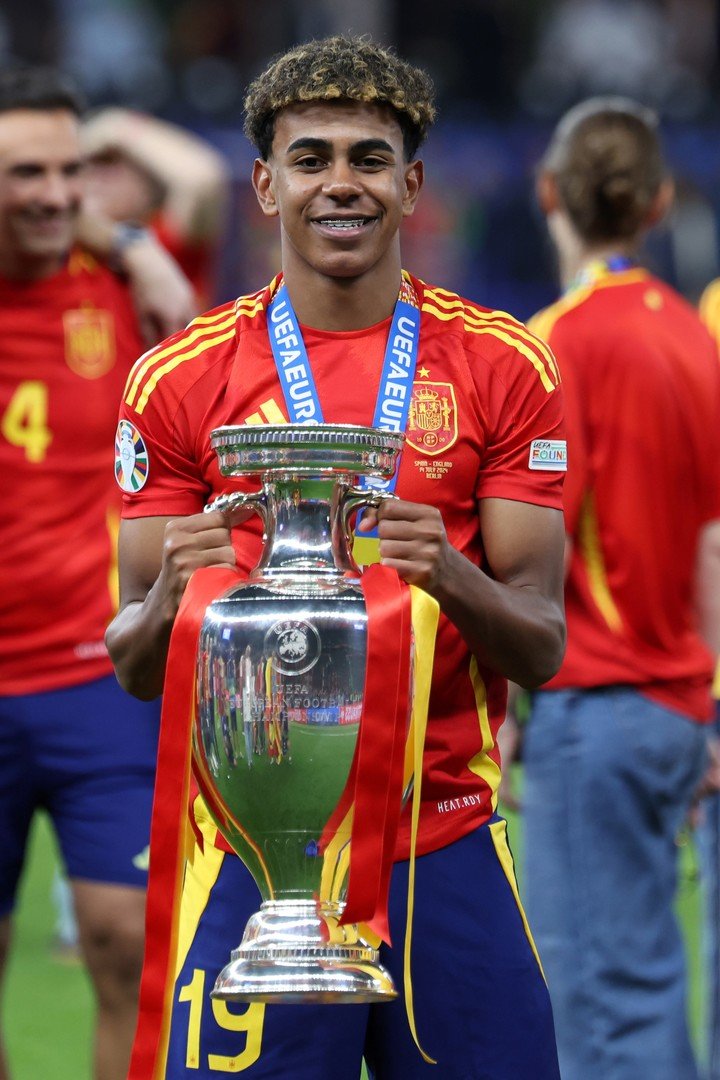 Lamine Yamal con el trofeo de la UEFA EURO 2024 (EFE).