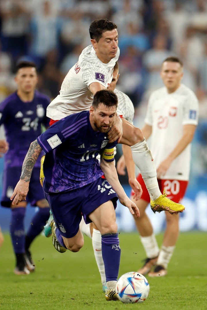 Lewandowski y Lionel Messi en el Mundial de Qatar. (EFE/ Alberto Estevez)