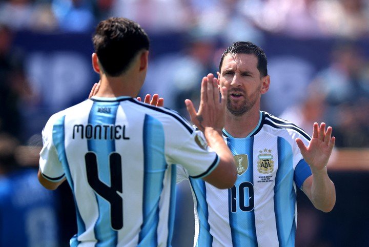 Gonzalo Montiel junto a Messi. REUTERS.