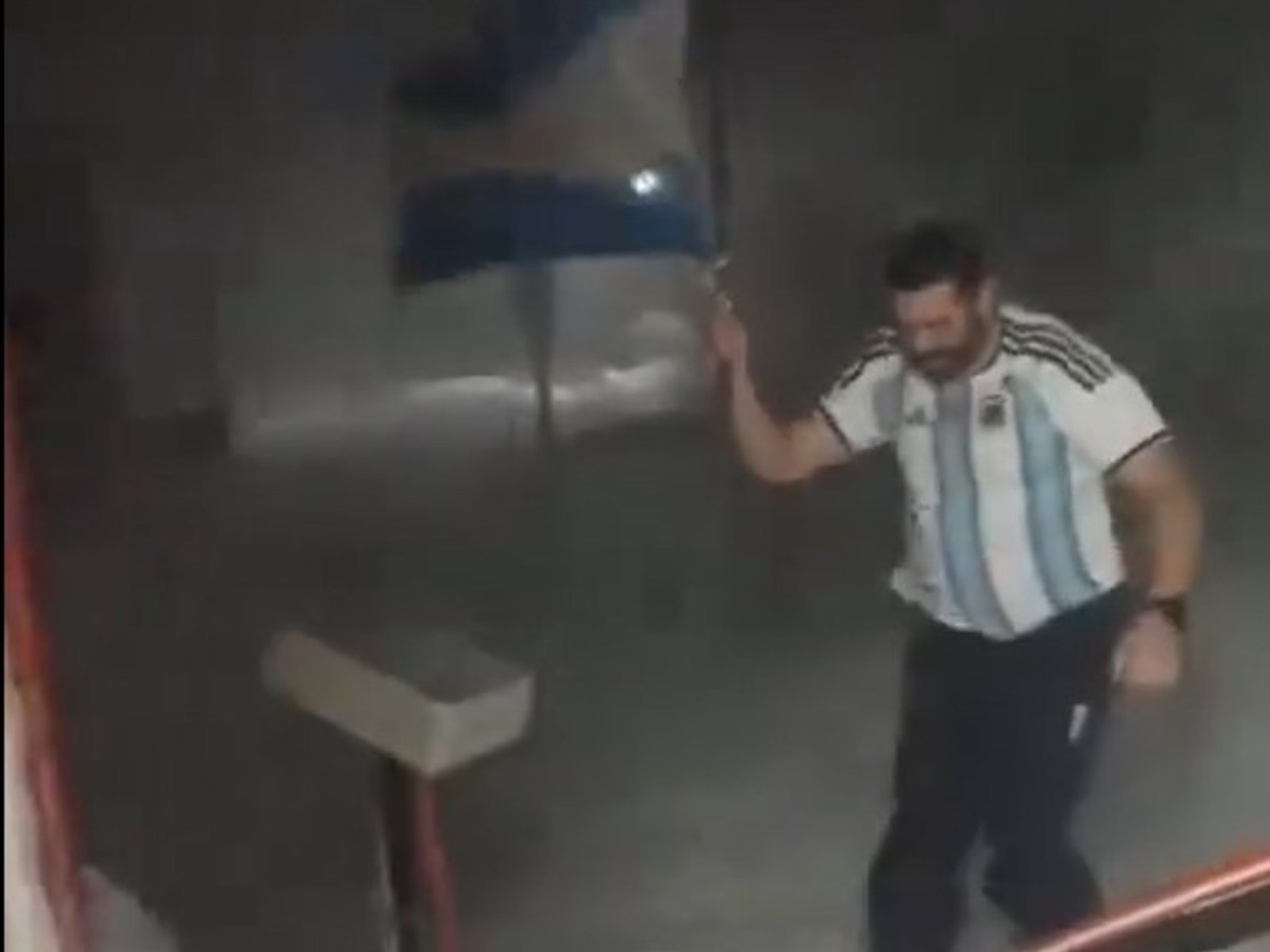 así celebró un docente en la Antártida la victoria ante Inglaterra