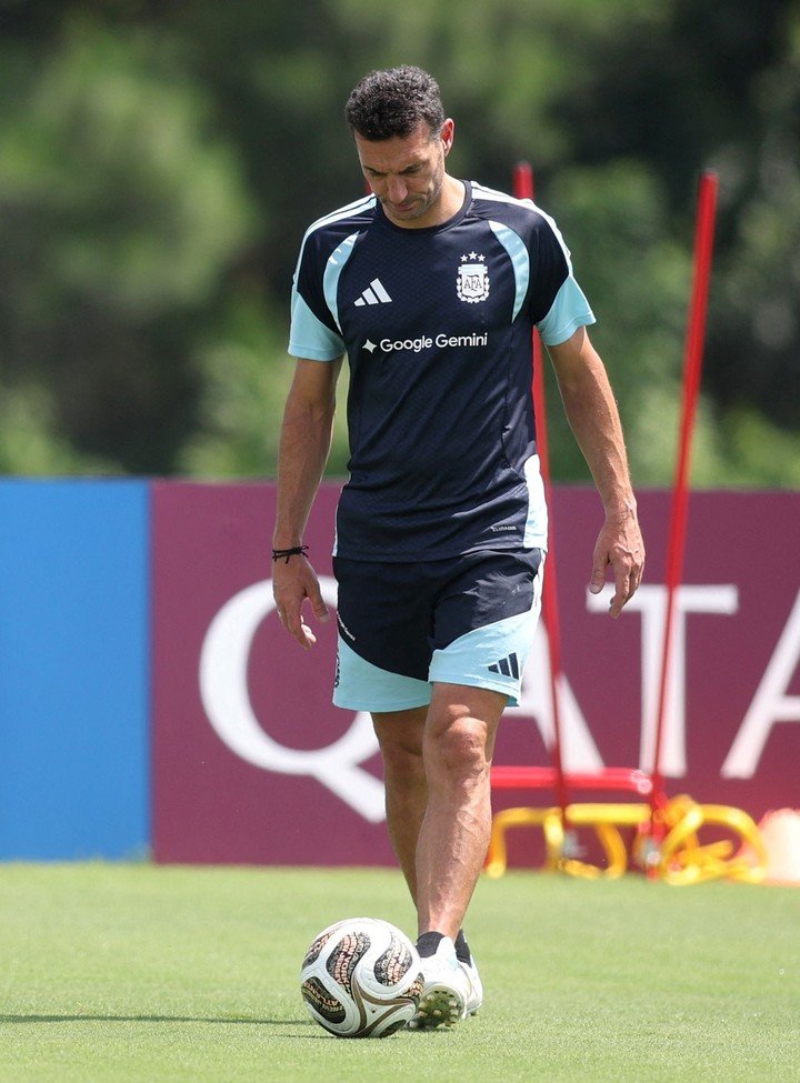 Lionel Scaloni en una práctica (Reuters).