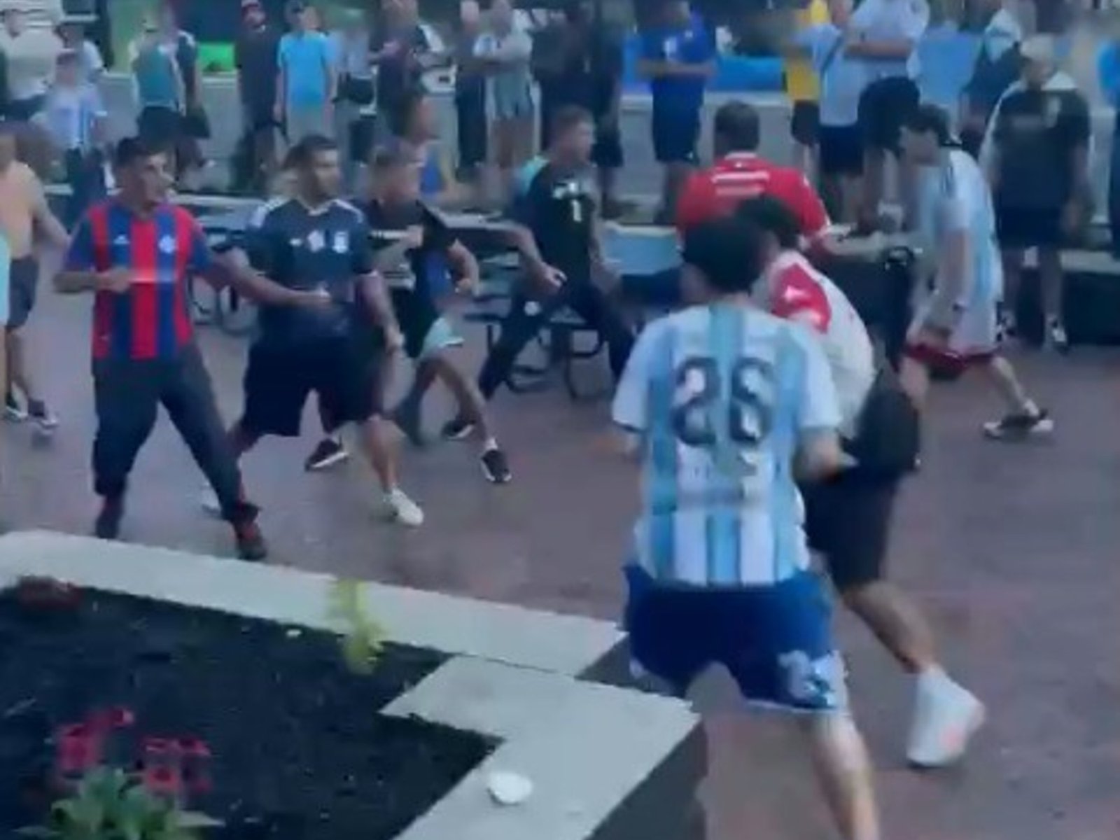 barras de San Lorenzo y Huracán se cruzaron durante el banderazo en la previa de Argentina vs Inglaterra