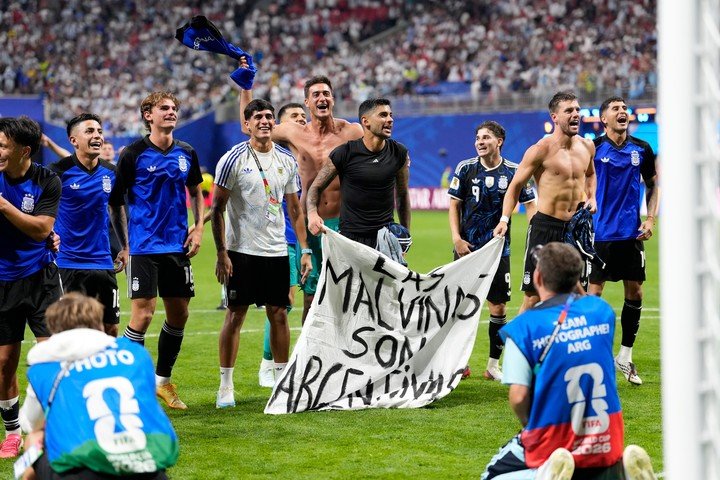 La bandera con la que festejaron los jugadores de Argentina. (AP Photo/Rebecca Blackwell)