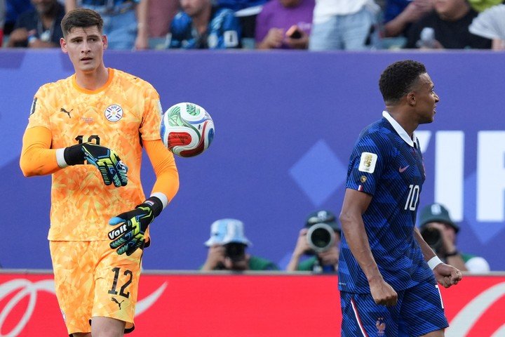 Mbappé le negó el saludo a Gill durante el Mundial. (foto: EFE)