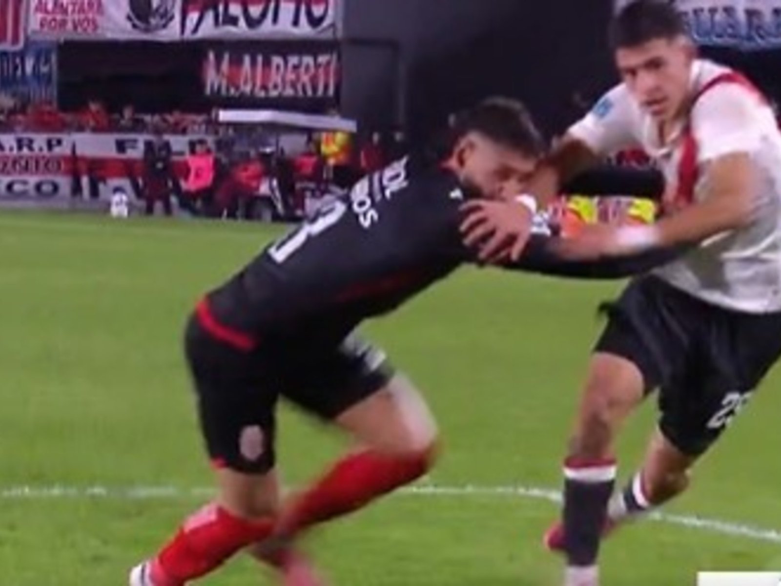 el Monumental pidió penal pero el árbitro Nazareno Arasa no lo sancionó