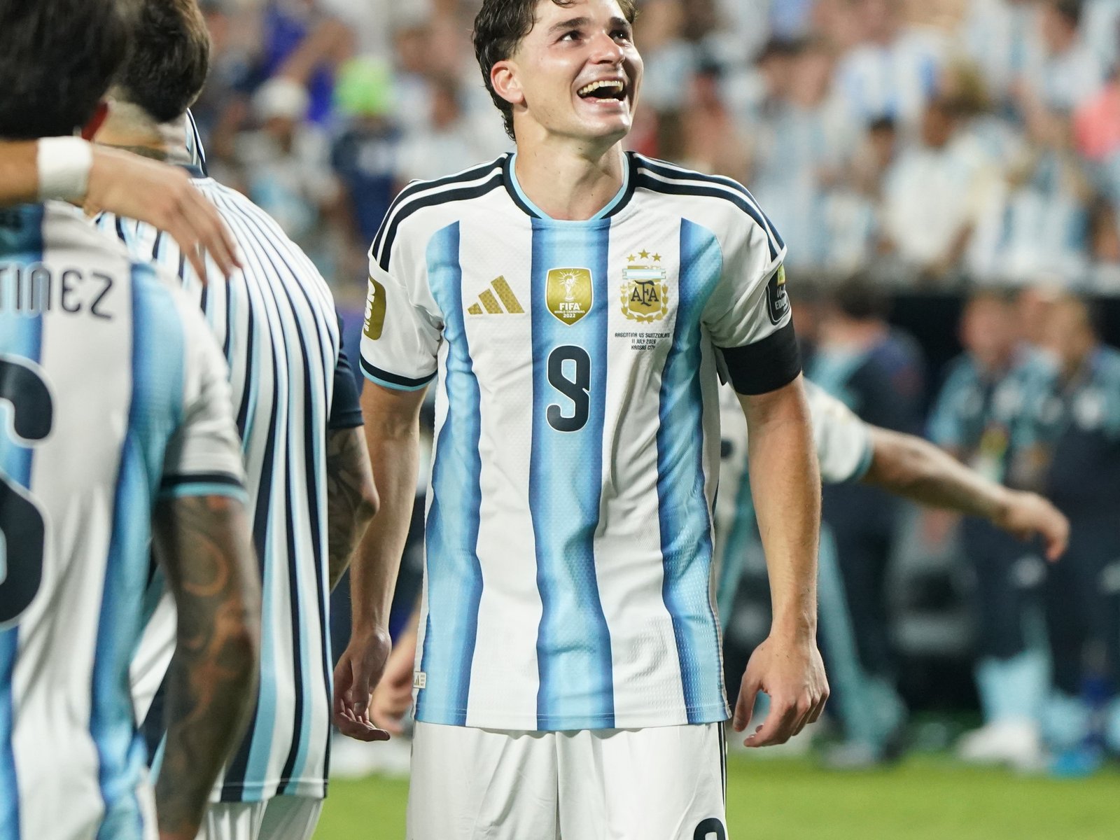 el apoyo del numeroso clan que lo sigue y por qué Scaloni lo considera fundamental en la Selección Argentina