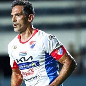 Roque Santa Cruz, inoxidable: viajó a cubrir el Mundial, no hizo pretemporada y metió un gol en su primer partido en Paraguay