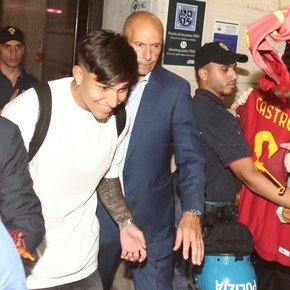 Castro llegó a Roma: los tifosi lo esperaron en el aeropuerto