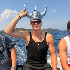 Haaland festejó su cumpleaños 26 a lo grande: hizo de DJ, jugó al golf desde un barco y metió casco vikingo