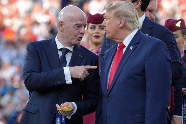 El presidente de la FIFA, Gianni Infantino, junto a Donald Trump.