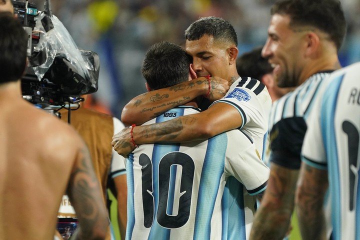 Facundo Medina abraza a Lionel Messi. Foto Juano Tesone / Enviado especial - CLARIN