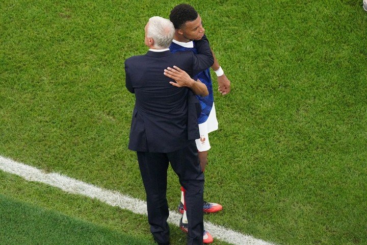 Deschamps no descartó a Mbappé para el partido del sábado (EFE).