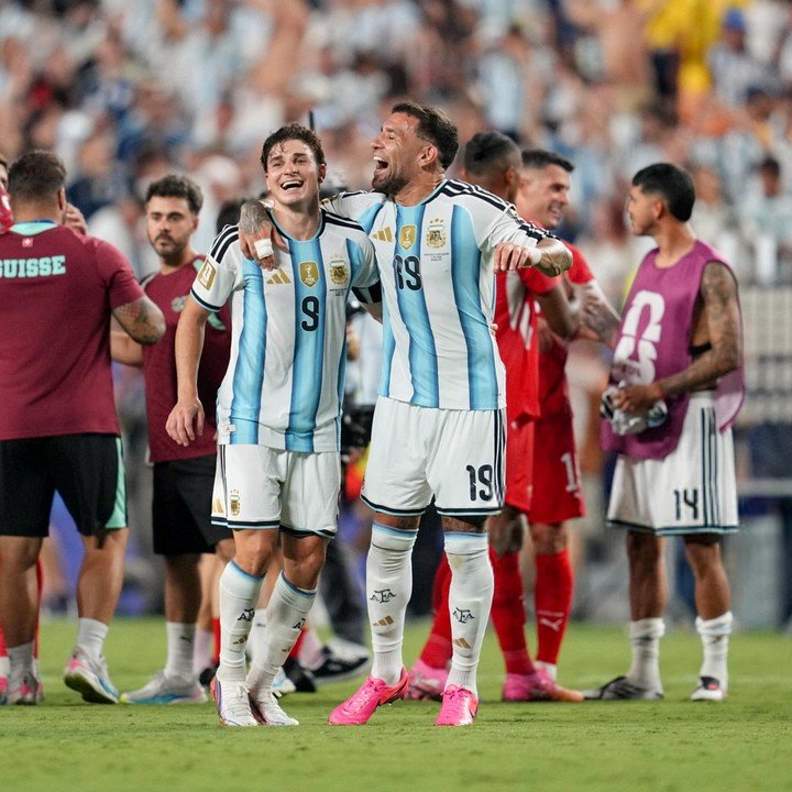El festejo de Otamendi con Julián tras el pase a la semi del Mundial (Prensa River).