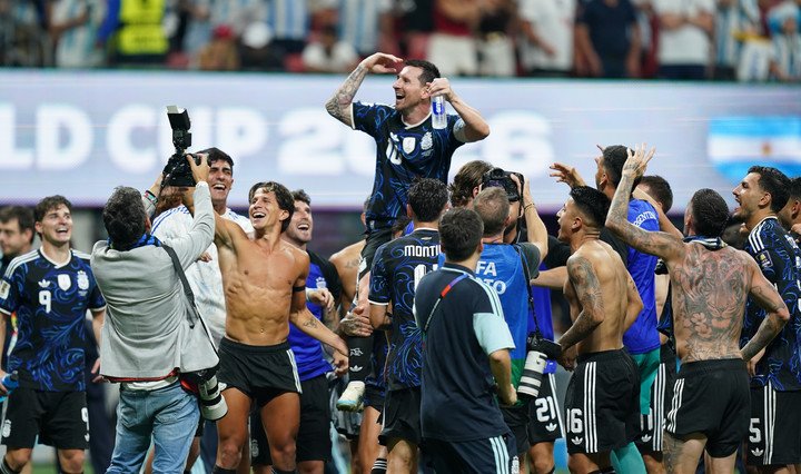 Messi, en andas tras la victoria ante Inglaterra. Foto: Juano Tesone / enviado especial.