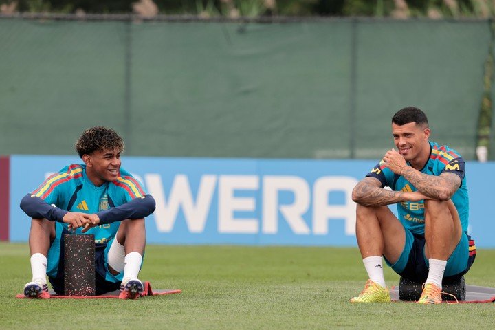 Lamine Yamal y Pedro Porro, diferenciados en el entrenamiento de España. (EFE/ Lavandeira Jr)