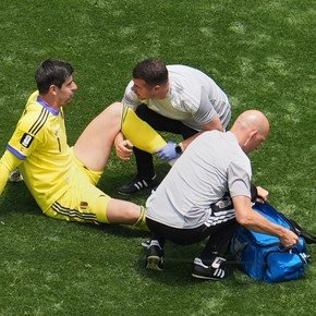 Pesadilla belga: Courtois salió reemplazado frente a España por lesión y su suplente cometió un error brutal