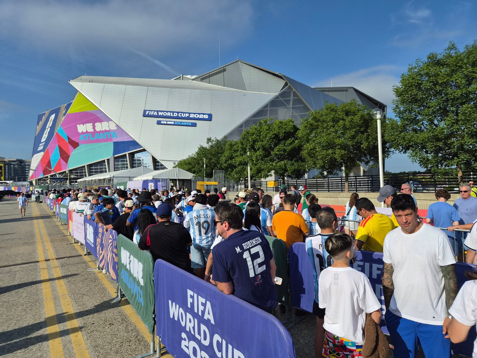la caravana de hinchas del centro al estadio que hizo vibrar las calles de la ciudad de la fórmula de la Coca Cola