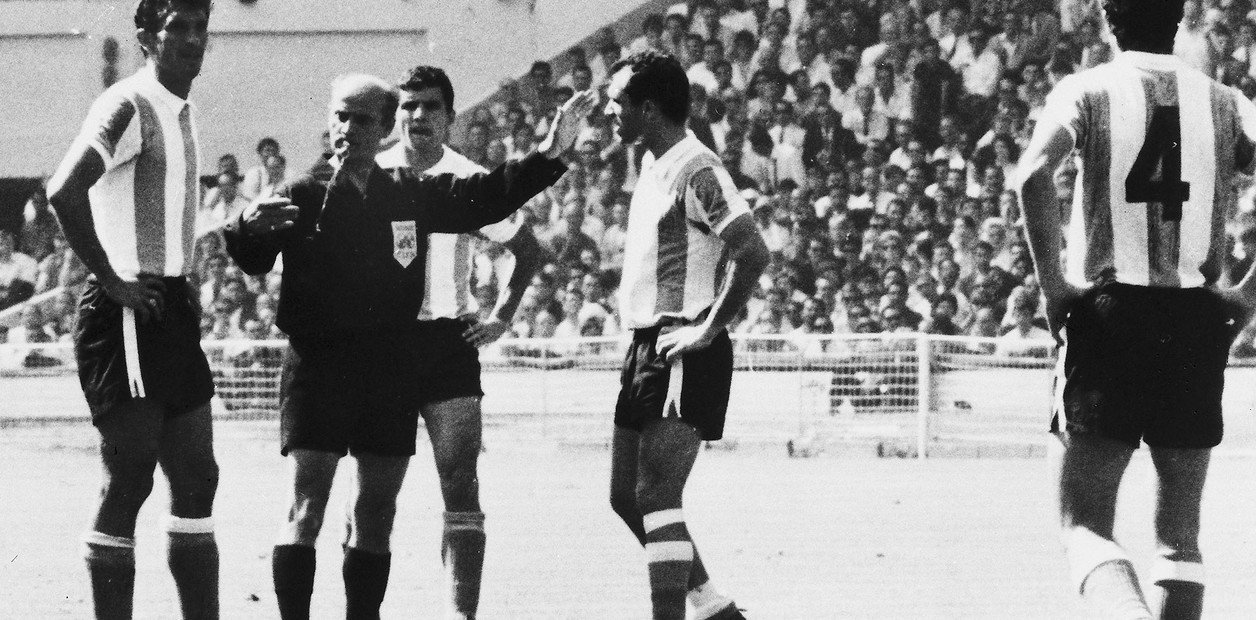 la tarde en que lo echaron en Wembley, estrujó el banderín y se sentó en la alfombra de la Reina