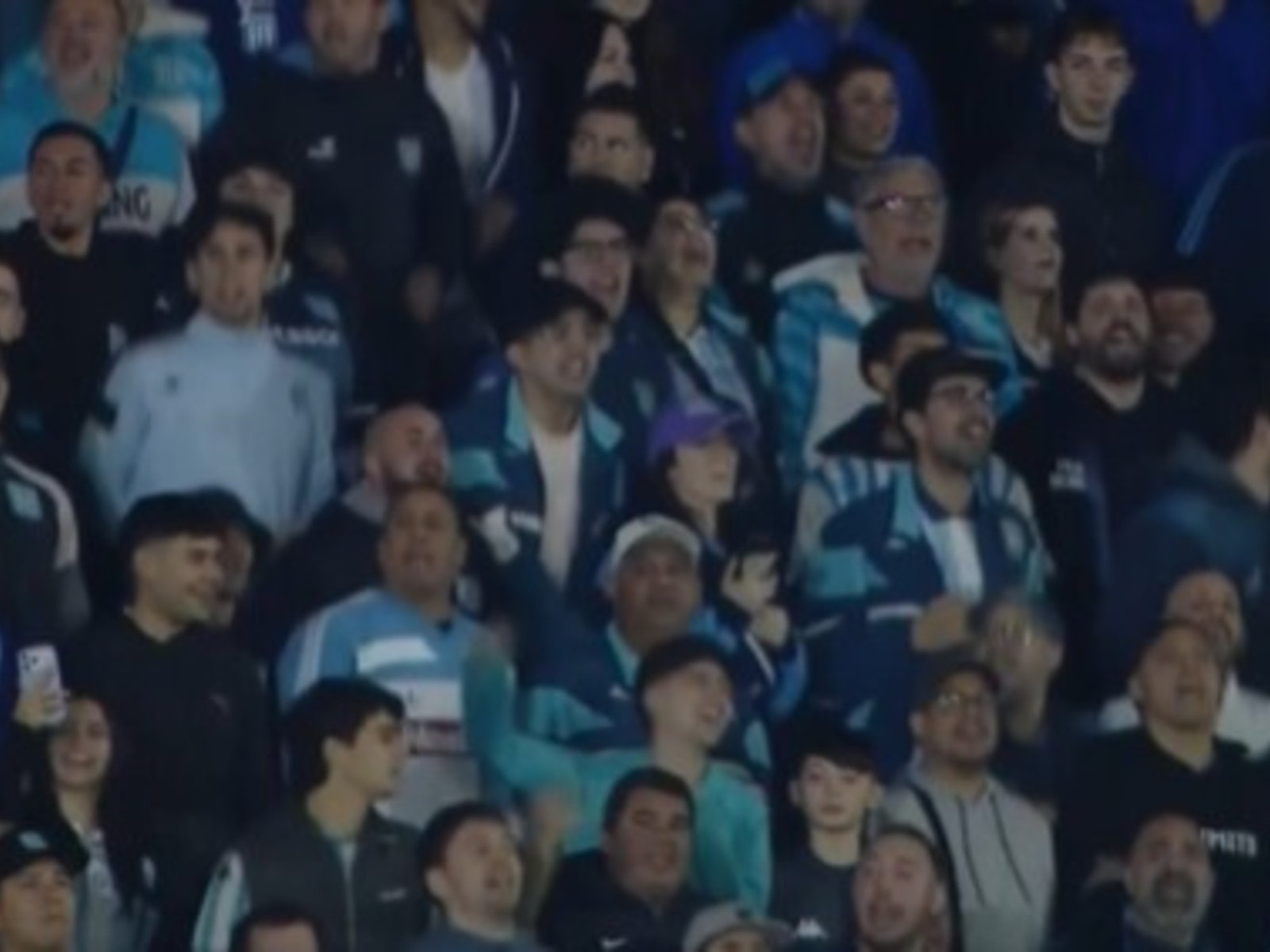 las dos hinchadas cantaron juntas "el que no salta es un inglés"