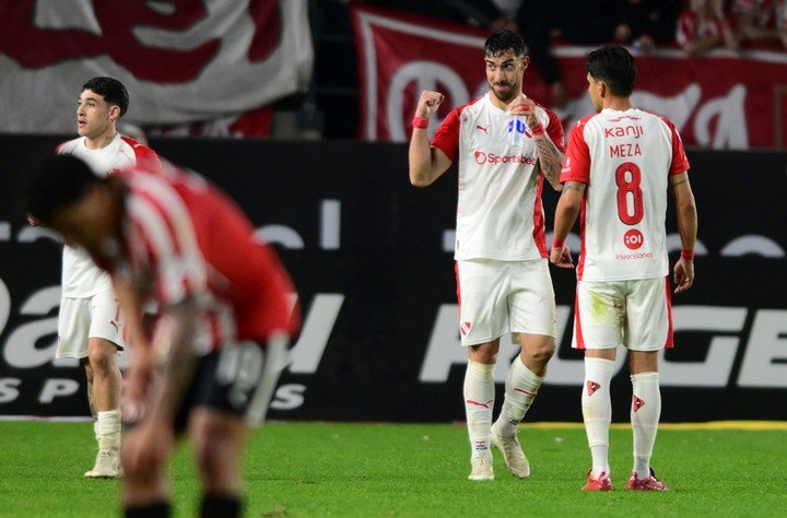 El Rojo le ganó 2-0 al Pincha en Uno. (Fotobaires).