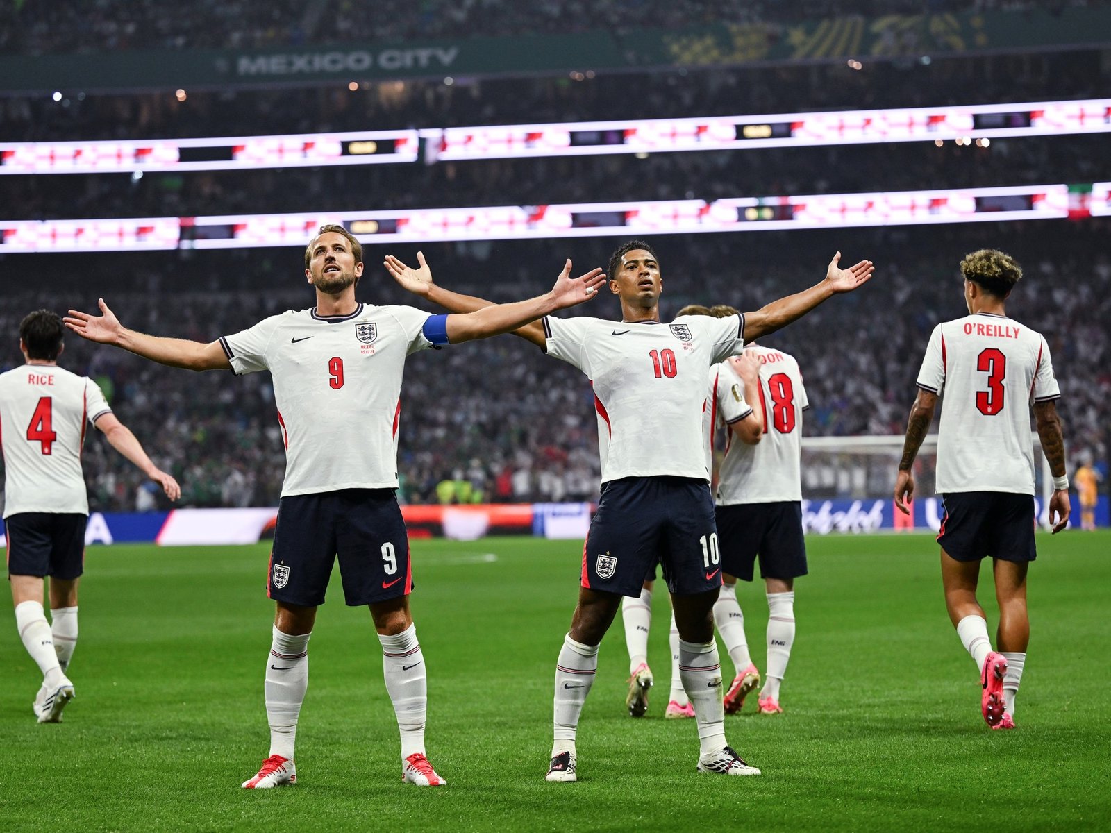 los ingleses celebraron en el Estadio Azteca a 40 años de los goles de Maradona
