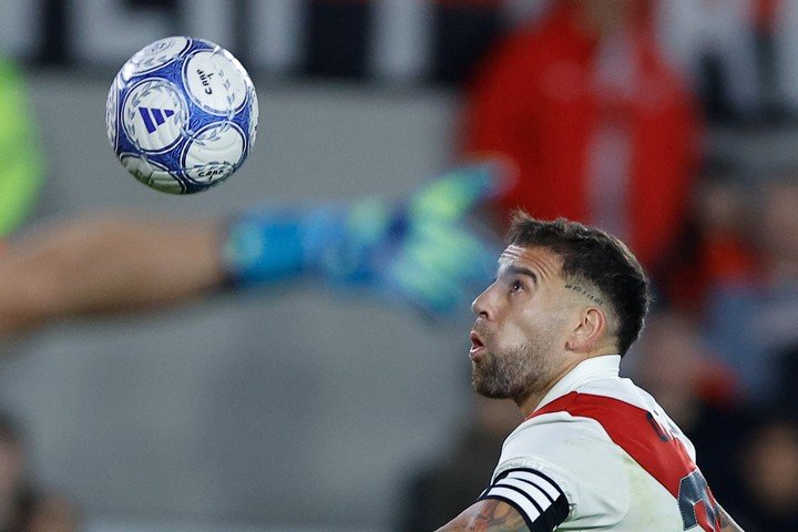 Nicolás Otamendi llegó para adueñarse del vestuario. EFE/ Juan Ignacio Roncoroni