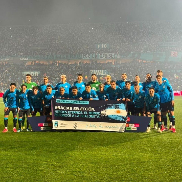 Belgrano posó con una bandera en homenaje a la Selección.