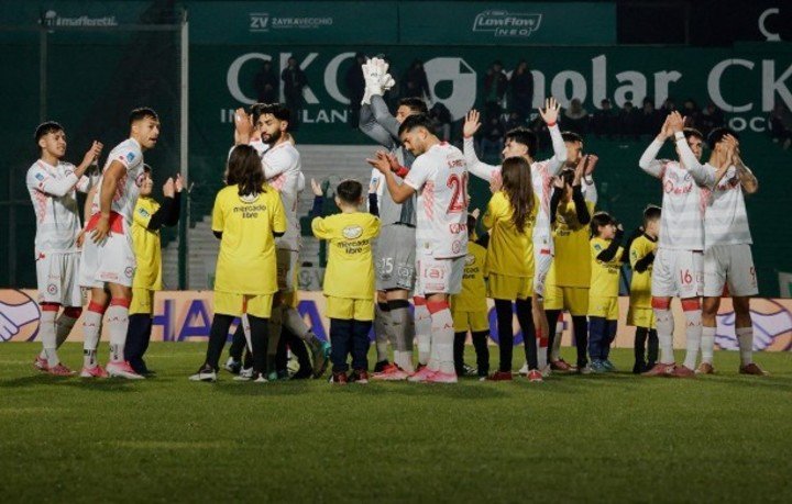 El festejo de Argentinos Juniors tras ganarle a Sarmiento en Junín.