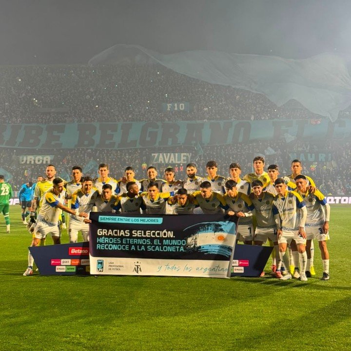 Rosario Central posó con una camiseta en homenaje a la Selección.