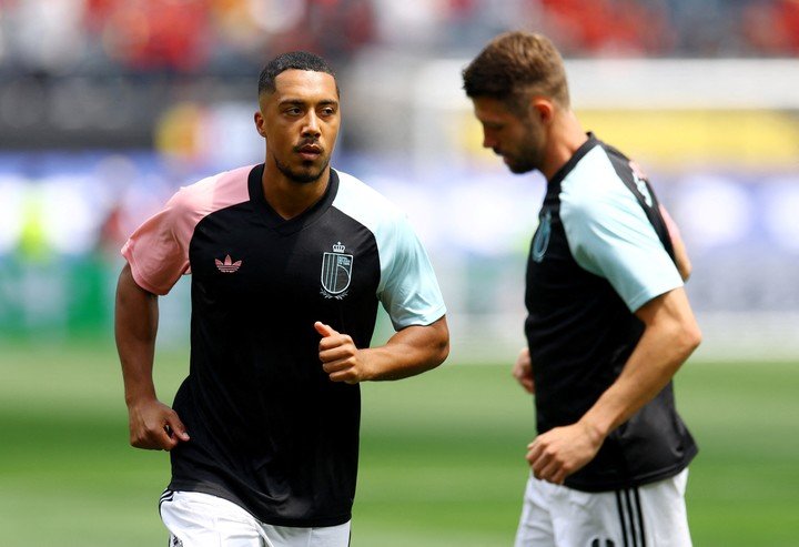 El mediocampista no salió a jugar el cotejo.