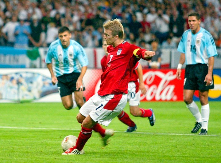 Beckham convirtió de penal el único tanto del último partido mundialista entre Argentina e Inglaterra. Foto: AP - Ricardo Mazalan.