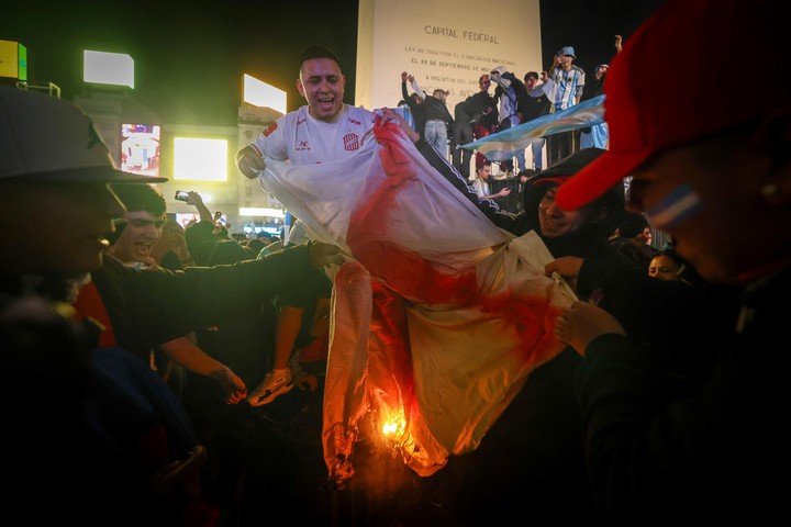 Hinchas queman una bandera inglesa en el Obelisco (EFE).