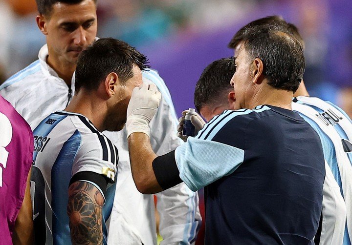 Messi fue atendido en la pausa de rehidratación (Reuters).
