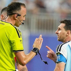 "No me faltes el respeto", el cruce de Messi con el árbitro durante el encuentro ante Suiza