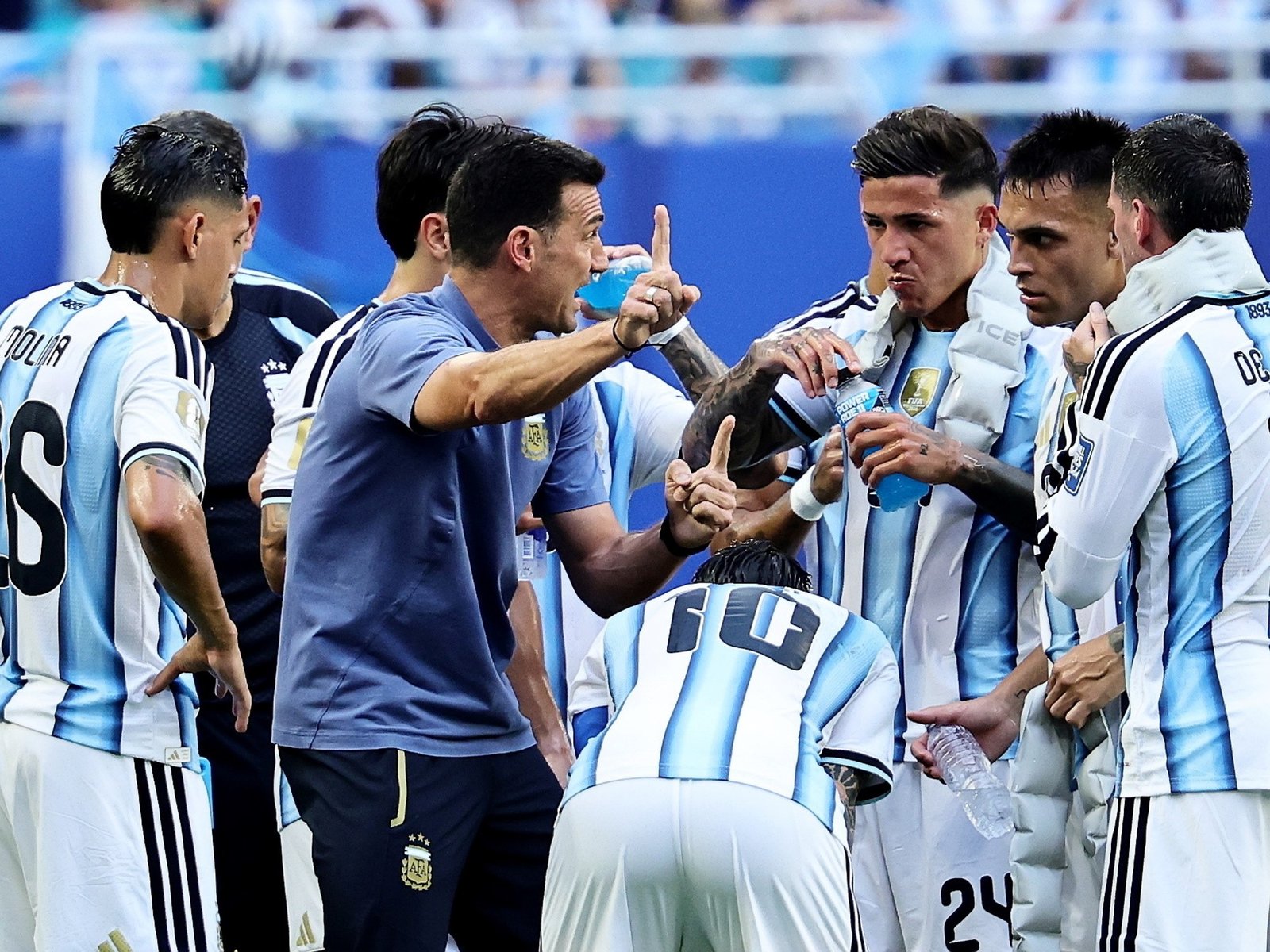 qué les dijo a Lisandro Martínez y Messi