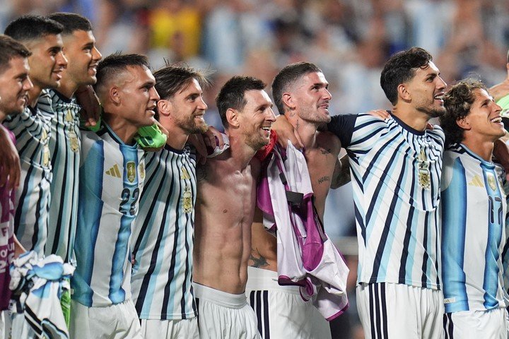 La Selección Argentina festejando el triunfo frente a Suiza.