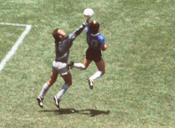  El primer gol de Maradona a Inglaterra en México 86.