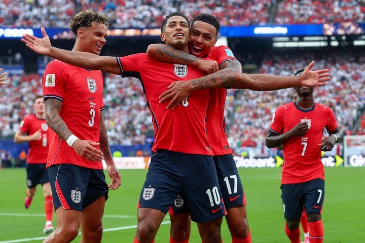Inglaterra jugó con la camiseta roja ante Panamá.