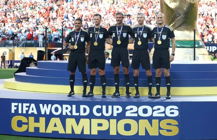 Slavko Vincic junto a su equipo en la final del mundo. (REUTERS/Hannah Mckay)