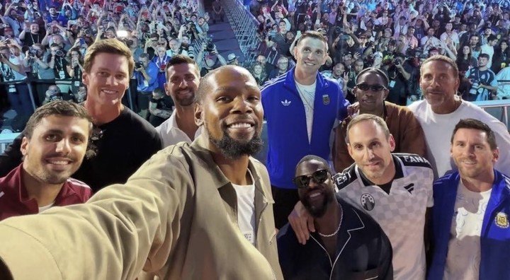 La selfie que se hicieron Lionel Messi, el Dibu Martínez, Rodri y las demás celebridades presentes en el Fanatics Festival de Nueva York.
